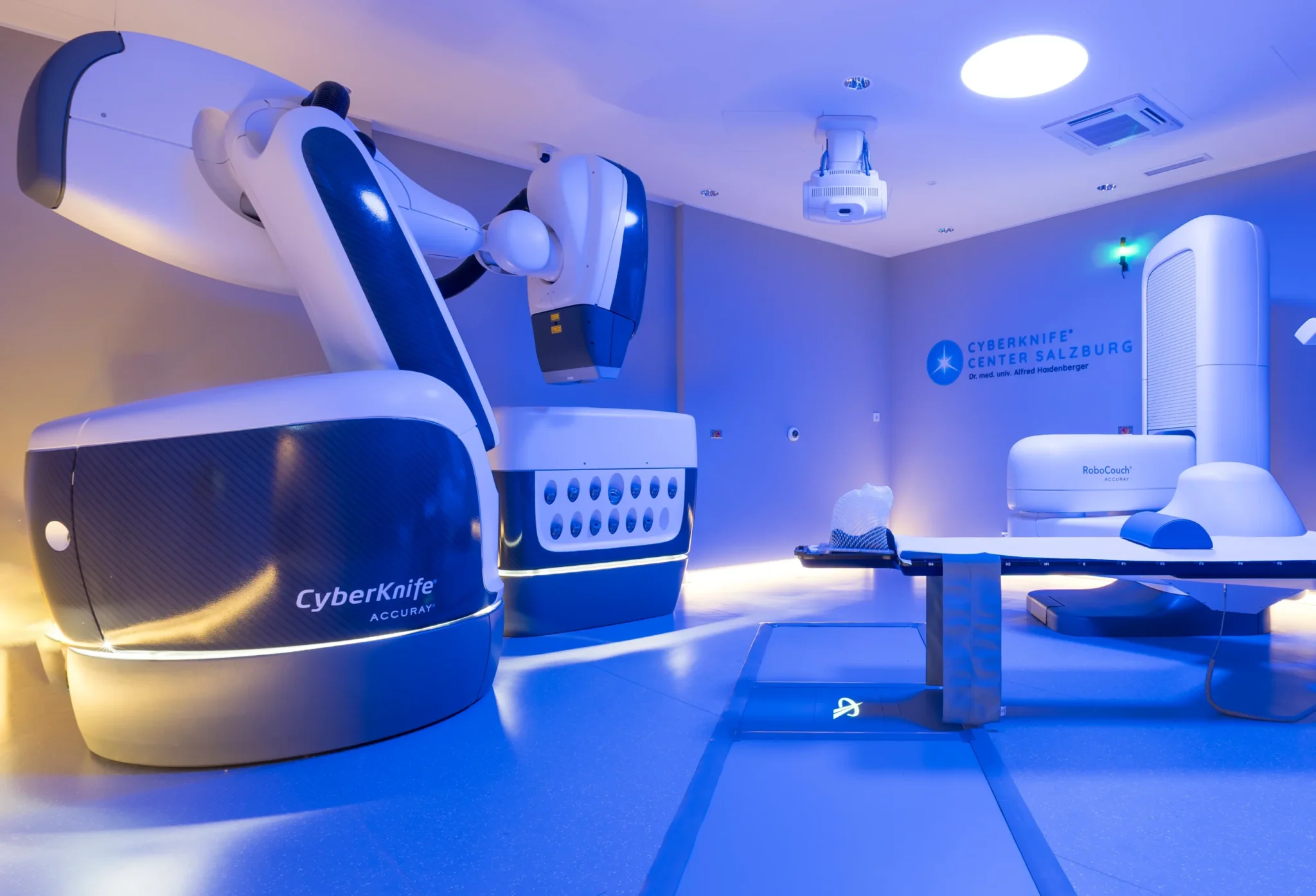 cyberknife salzburg behandlungsraum scaled 1